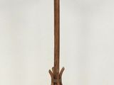 une image représentant un porte-manteau en bois sur fond blanc