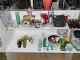 une table blanche sur laquelle sont posés de nombreux objets