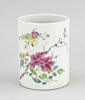 une image représentant un vase orné de fleurs et d'oiseaux
