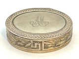 une image représentant une boîte en argent ornée d'un monogramme