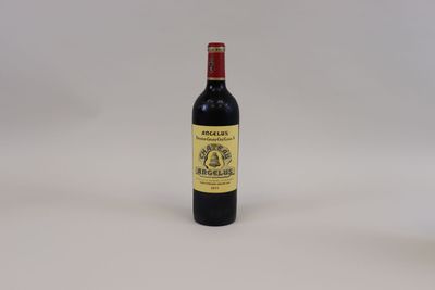 une bouteille de vin posée sur une table
