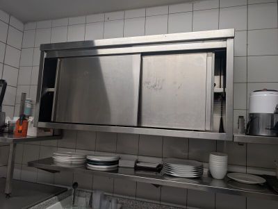un plan de travail en acier inoxydable dans une cuisine, sur lequel sont posés des plats