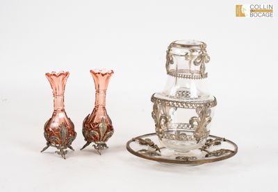 deux vases et une soucoupe posés sur une table
