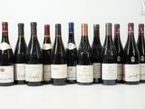 plusieurs bouteilles de vin alignées sur une table