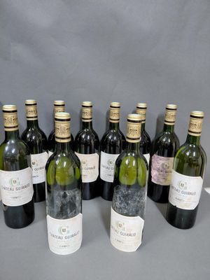 plusieurs bouteilles de vin sont alignées sur une table