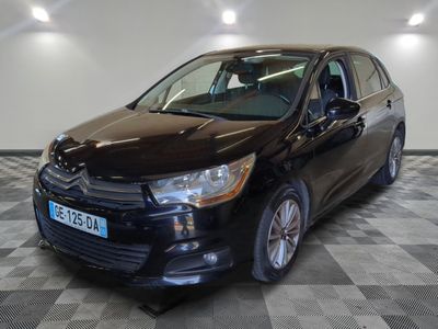 la voiture noire est garée dans le garage sur le sol en damier