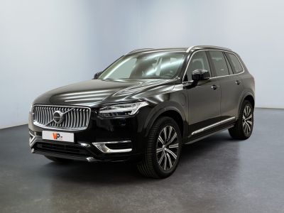 un SUV Volvo noir garé dans une pièce aux murs blancs