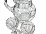 une image représentant un pichet en verre transparent et quatre petits verres