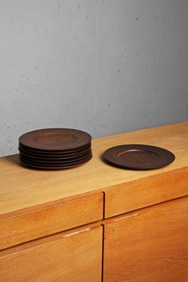 deux assiettes posées sur un comptoir en bois