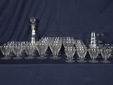 une photo représentant un ensemble de verres à vin et une carafe