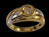un gros plan d'une bague en or et en argent sertie d'un diamant