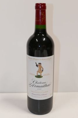 une bouteille de vin posée sur une table