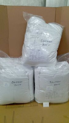 plusieurs paquets de papier toilette empilés les uns sur les autres dans une boîte en carton