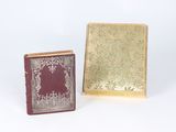 une paire de livres anciens aux couvertures dorées sur fond blanc