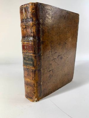 un vieux livre posé sur une surface blanche