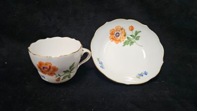 une image représentant une tasse à thé et une soucoupe sur fond noir