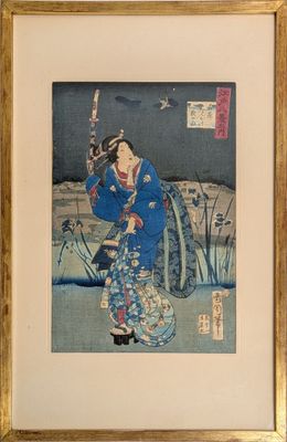 une image représentant une femme vêtue d'un kimono bleu tenant un éventail