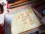 un livre posé sur une table sur laquelle se trouvent de nombreux livres