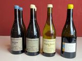quatre bouteilles de vin sont alignées sur une table
