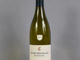 une photo d'une bouteille de vin blanc posée sur une table