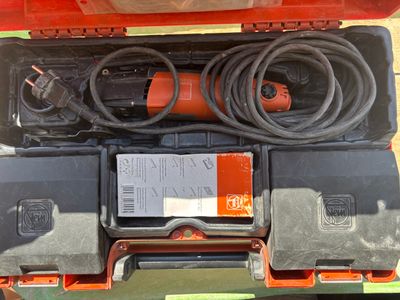 une boîte à outils contenant tout un tas de fils