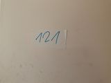 une photo d'une pièce avec un numéro sur le mur