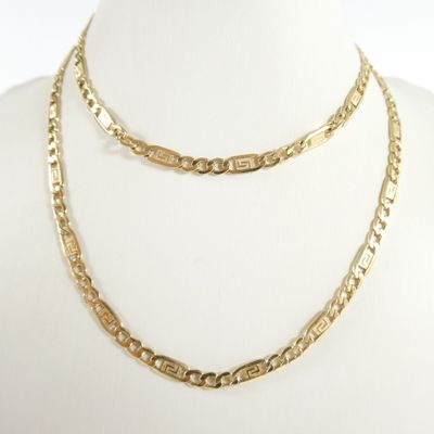 gros plan d'un collier en or sur un mannequin