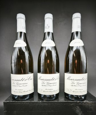 trois bouteilles de vin sont posées sur un support en bois