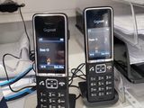 deux téléphones portables posés l'un à côté de l'autre sur un bureau