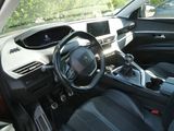 l'intérieur d'une voiture avec un volant et des commandes sur le tableau de bord