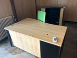 un bureau en bois avec une chaise verte et un radiateur
