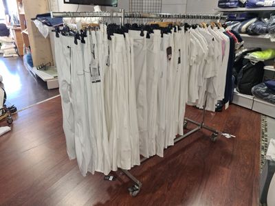 beaucoup de vêtements suspendus à un portant dans un magasin