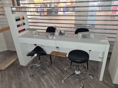 deux tabourets placés devant une table
