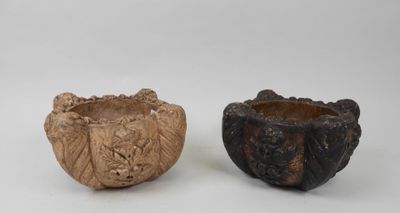 paire de bols en bois sculpté ornés de têtes de lion sur les côtés