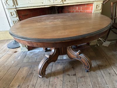 TABLE CIRCULAIRE quadripode. 77 x 134 x 117 cm. Avec allonge…