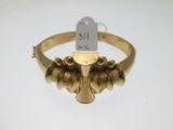 Gros plan sur un bracelet en or portant une étiquette