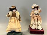paire de figurines en porcelaine représentant des dames en robe et chapeau