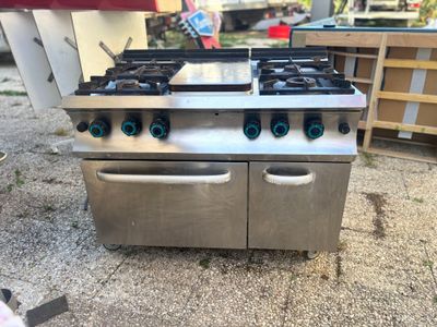 une cuisinière équipée de deux feux et de deux fours
