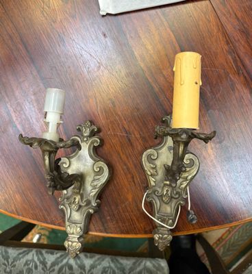 Ensemble de deux paires d’appliques en bronze style Louis XVI et Régen