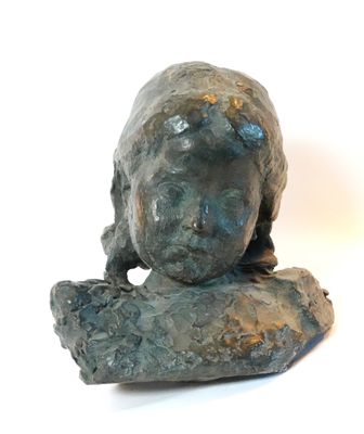 statue représentant une femme assise sur un rocher, la tête posée sur ses mains