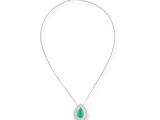 un collier avec un pendentif vert en forme de larme, monté sur une chaîne en argent