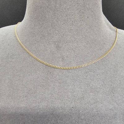 un collier à chaîne en or sur un mannequin mannequin mannequin mannequin mannequin mannequin mannequin mannequin mannequin mannequin