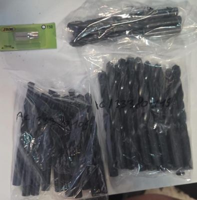 il y a beaucoup de bâtons noirs dans le sac posé sur la table