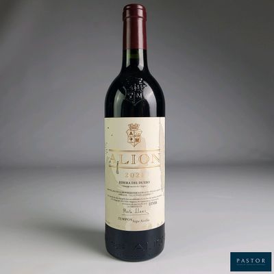 une bouteille de vin posée sur une table