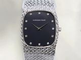 un gros plan d'une montre dont le cadran est orné de diamants