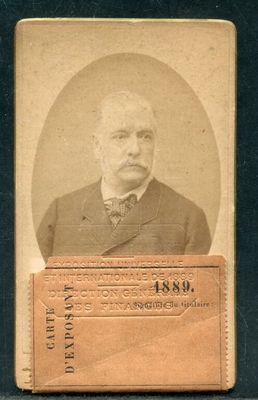 une vieille photo d'un homme en costume et nœud papillon