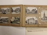 un livre ouvert sur lequel figurent des photos de vieux bâtiments