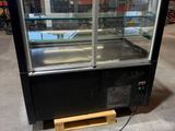 une photo d'une vitrine réfrigérée dans un entrepôt