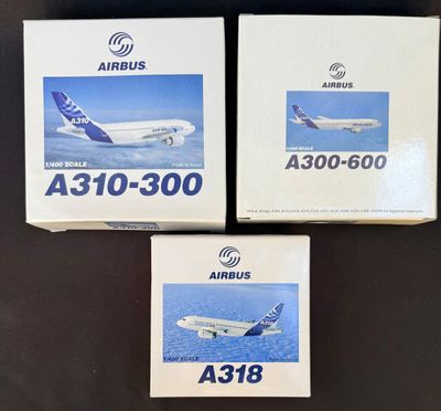 trois cartons contenant des modèles réduits Airplus des avions de ligne A380-300 et A388-300