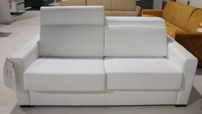 un canapé blanc et un fauteuil jaune dans une pièce